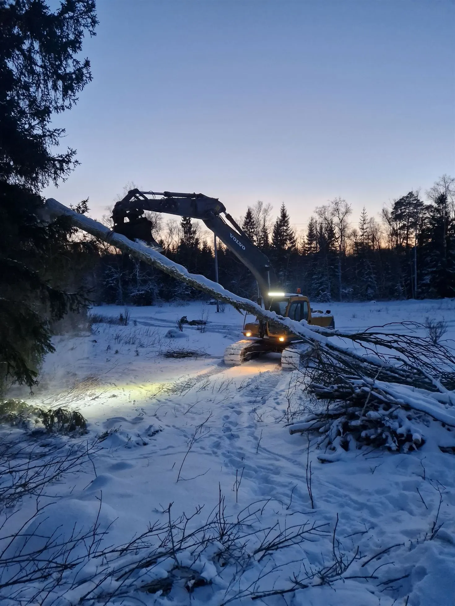 Volvo grävmaskin i snö