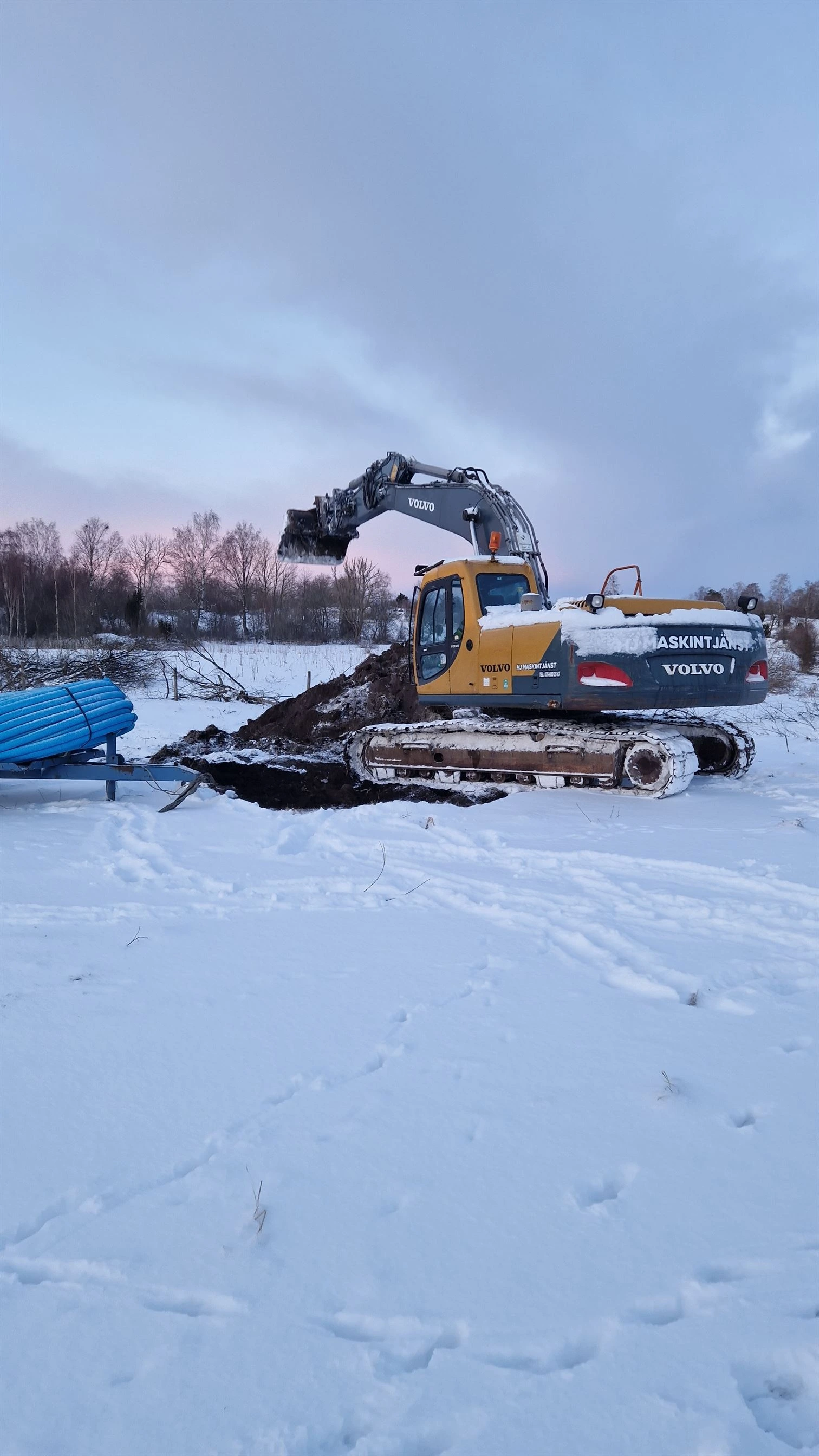 Grävmaskin i snö